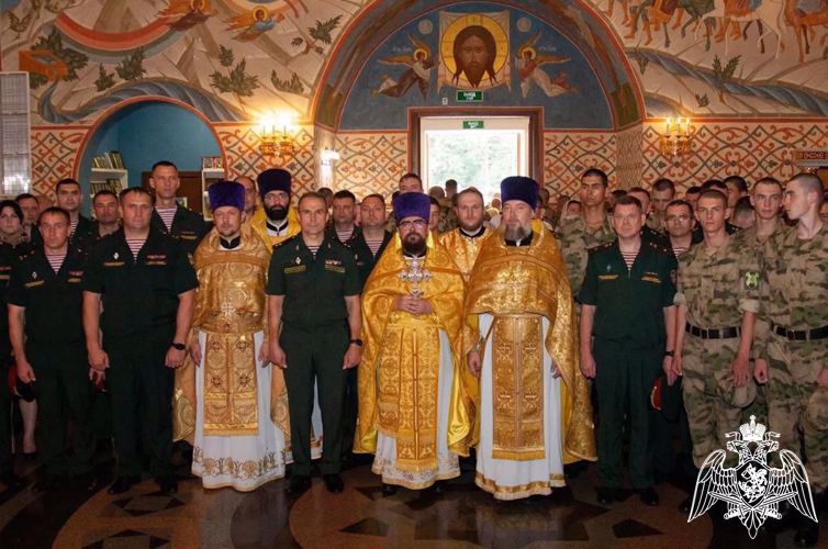 El Día del bautismo de Rusia en el templo principal de Rosguardia fue celebrada una misa solemne