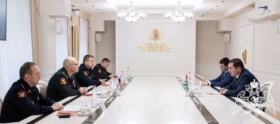 General coronel Oleg Plokhoi celebró una reunión de trabajo con el Ministro del Interior de la República de Abjasia general mayor de milicia Robert Kiút