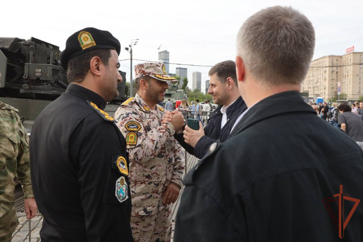Las delegaciones extranjeras que llegaron a Rosguardia visitaron la exposición de la técnica occidental de trofeos y el Museo de la Victoria