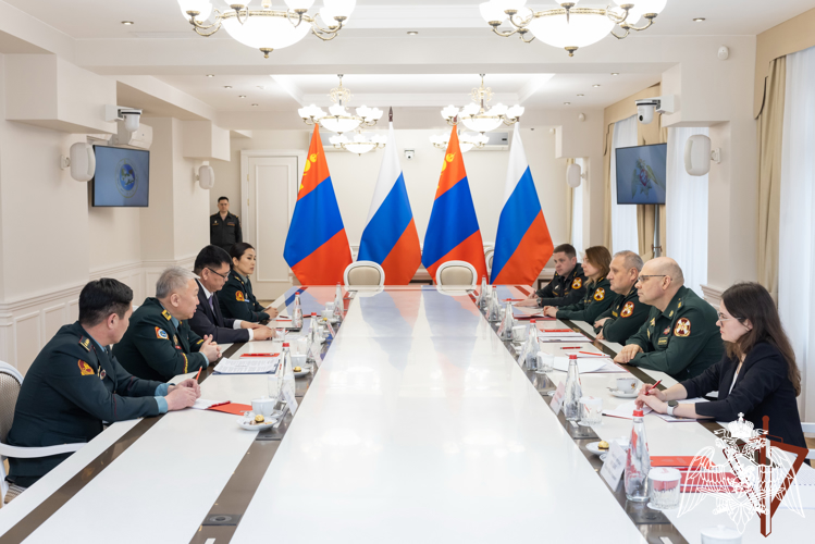 General coronel Oleg Plokhoi firmó el memorandum del entendimiento entre la Rosguardia y las tropas interiores de Mongolia