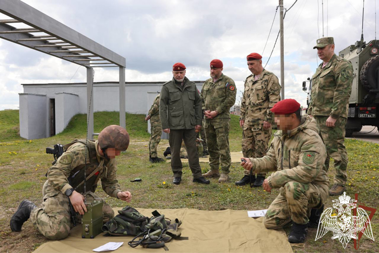 General coronel Aleksei Vorobióv examinó la disponibilidad de los efectivos de las fuerzas especiales de la Rosguardia para las pruebas dedicadas a obtener el derecho de llever una boina amaranta y celebró un encuentro de trabajo con los socios extranjeros