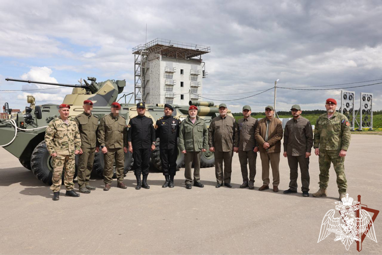 General coronel Aleksei Vorobióv examinó la disponibilidad de los efectivos de las fuerzas especiales de la Rosguardia para las pruebas dedicadas a obtener el derecho de llever una boina amaranta y celebró un encuentro de trabajo con los socios extranjeros