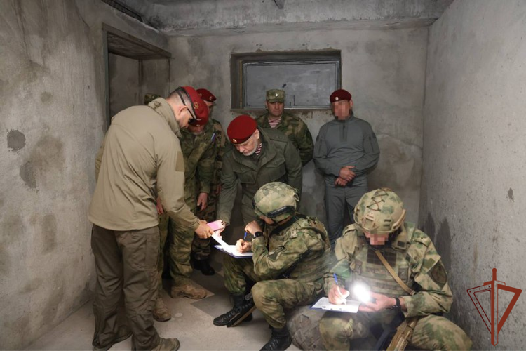 General coronel Aleksey Vorobióv examinó la disponibilidad de los militares de las unidades especiales de Rosguardia a las pruebas para obtener el derecho de llevar una boina amaranta y celebró una cita de trabajo con los colegas extranjeros.