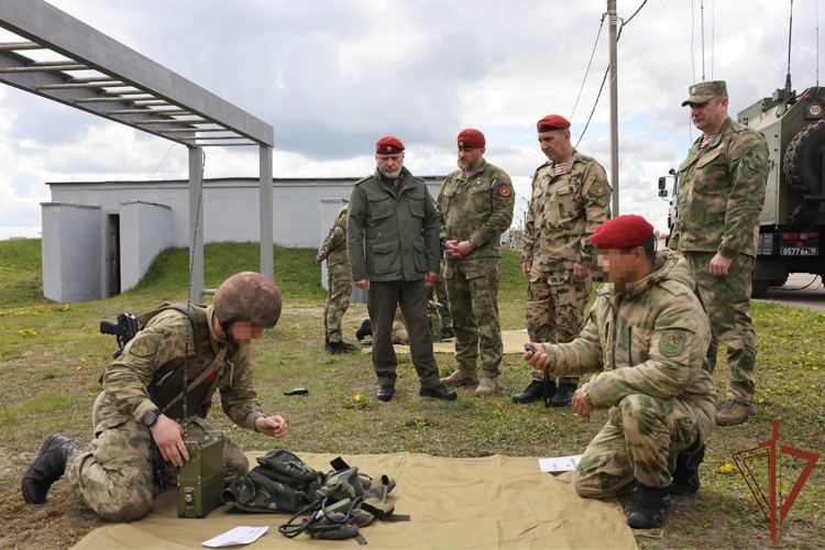 General coronel Aleksey Vorobióv examinó la disponibilidad de los militares de las unidades especiales de Rosguardia a las pruebas para obtener el derecho de llevar una boina amaranta y celebró una cita de trabajo con los colegas extranjeros.