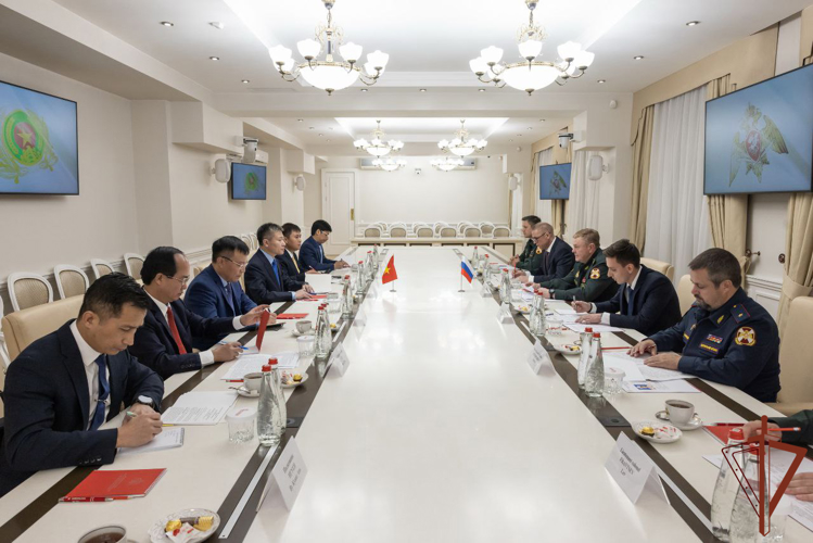 General coronel Vladisláv Ershóv y general mayor Nguyen Ngkok Lam debatieron las cuestiones de cooperación de Rosguardia con el Ministerio de la seguridad pública de Viet Nam.