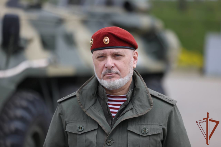 General coronel Aleksey Vorobióv examinó la disponibilidad de los militares de las unidades especiales de Rosguardia a las pruebas para obtener el derecho de llevar una boina amaranta y celebró una cita de trabajo con los colegas extranjeros.