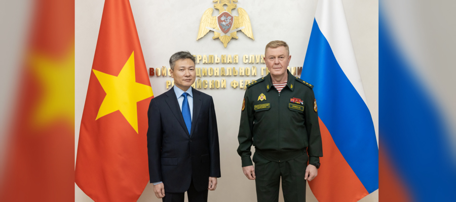 General coronel Vladisláv Ershóv y general mayor Nguyen Ngkok Lam debatieron las cuestiones de cooperación de Rosguardia con el Ministerio de la seguridad pública de Viet Nam.