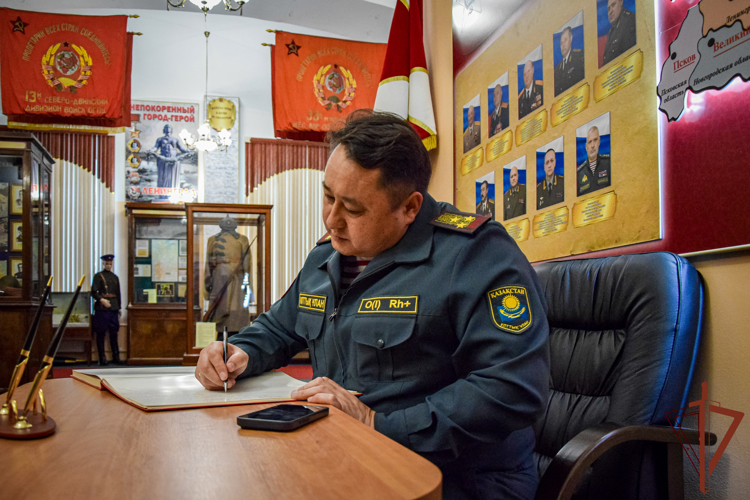 La delegación de la Guardia Nacional de Kazakhstán visitó el distrito Nor-Oeste de Rosguardia