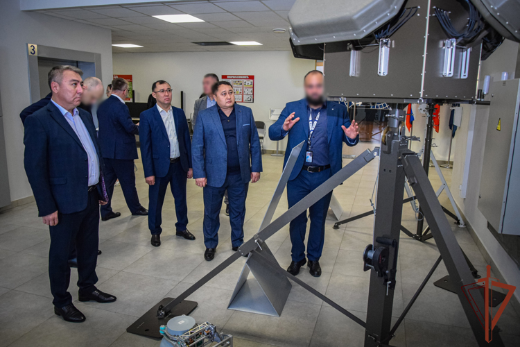 La delegación de la Guardia Nacional de Kazakhstán visitó el distrito Nor-Oeste de Rosguardia