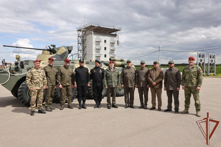 General coronel Aleksey Vorobióv examinó la disponibilidad de los militares de las unidades especiales de Rosguardia a las pruebas para obtener el derecho de llevar una boina amaranta y celebró una cita de trabajo con los colegas extranjeros.