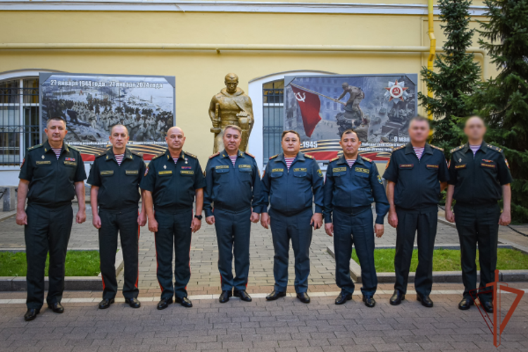 La delegación de la Guardia Nacional de Kazakhstán visitó el distrito Nor-Oeste de Rosguardia